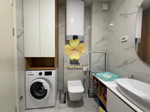 Moderno opremljeno kupatilo sa veš mašinom i tuš kabinom. - image 9