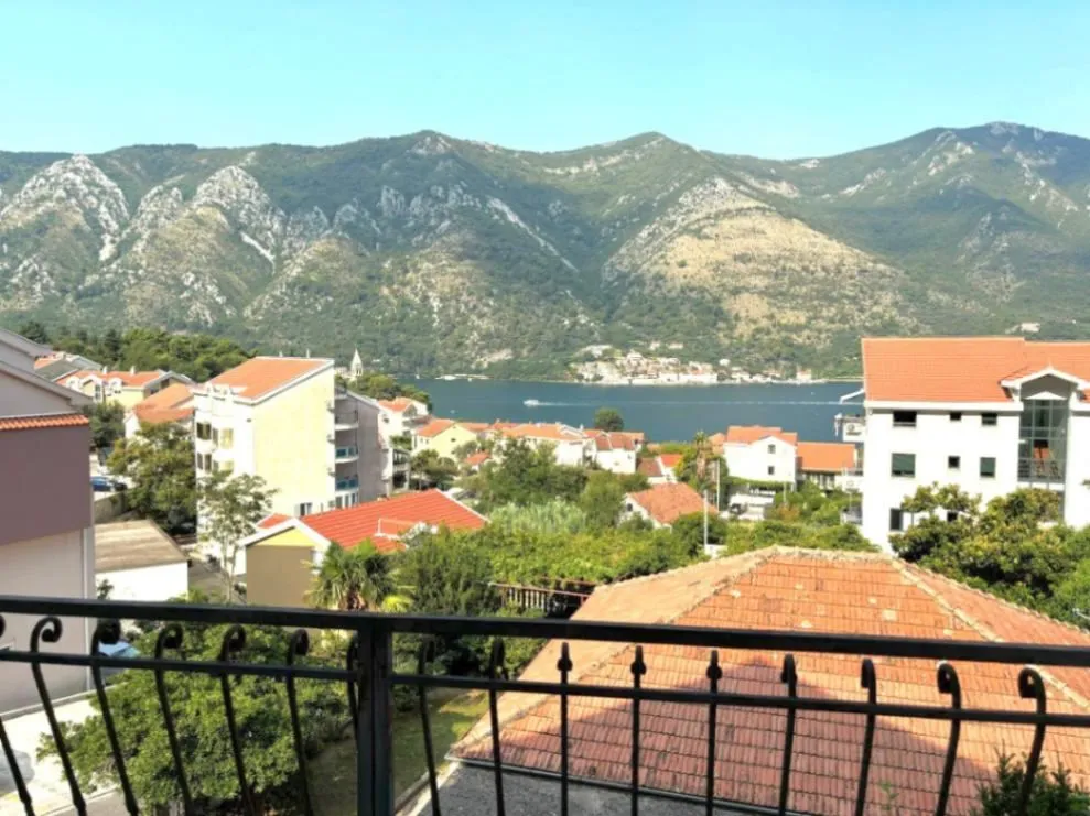 Prodaja, četvorosoban stan, 73m², Dobrota, Kotor