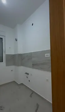 Nekoršćena kuhinja u bijeloj boji sa mermernim pločicama. - image 5