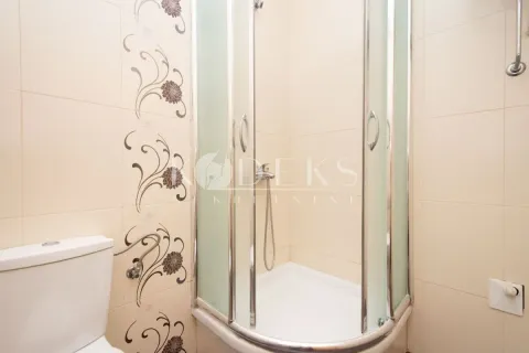 Kupatilo sa tuš kabinom i keramičkim pločicama. - image 7