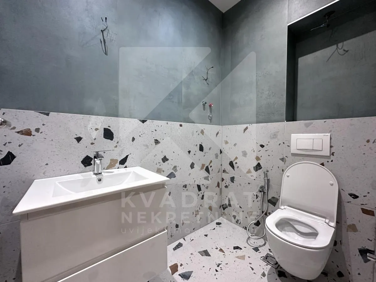 Modern bathroom equipped with a washbasin and toilet.