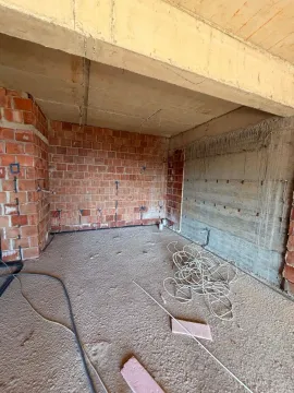 Nezavršena prostorija u sivoj fazi sa betonskim i ciglenim zidovima. - image 2