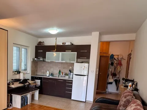 Manja kuhinja sa tamnim elementima povezana sa dnevnim boravkom. - image 4
