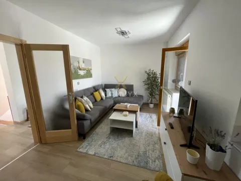 Dnevna soba sa ugaonom garniturom, stočićem i televizorom. - image 41