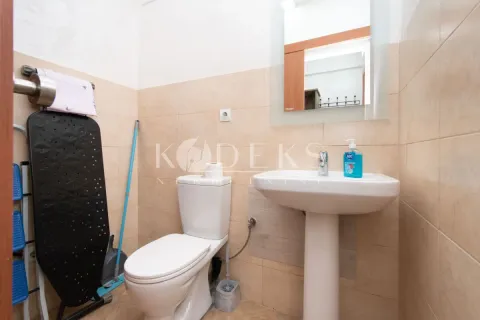 Manje kupatilo sa umivaonikom, WC šoljom i ogledalom. - image 5