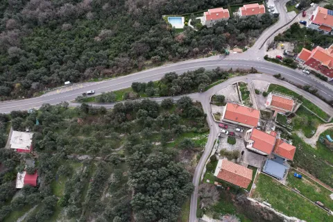 Pogled iz vazduha na imanje i okolno zelenilo. - image 7