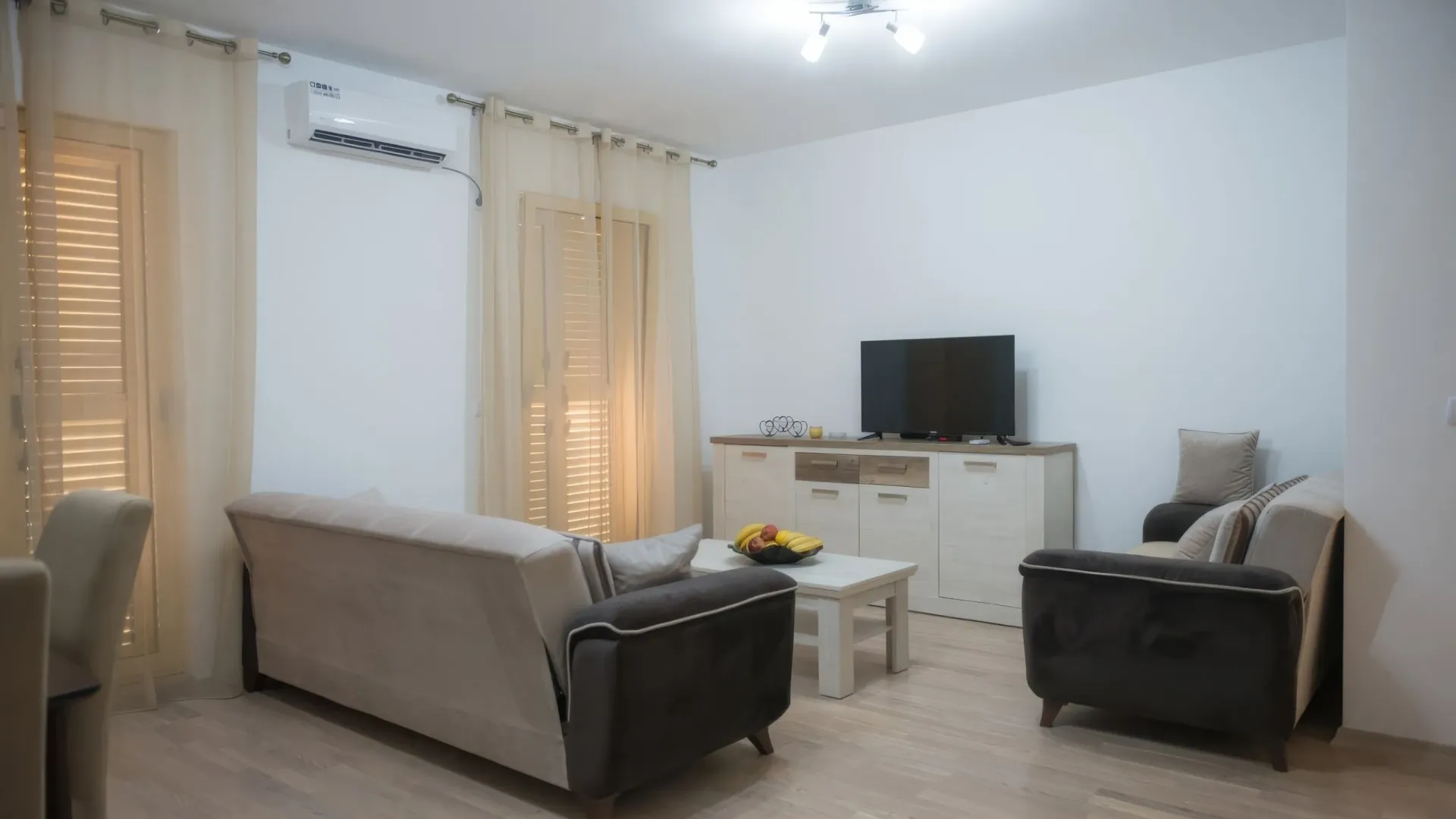 Izdavanje, dvosoban stan, 81m², Dobrota, Kotor
