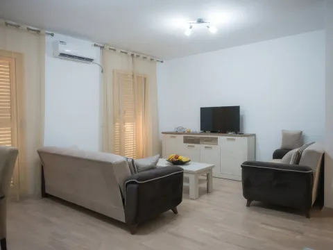 Rent, two bedroom apartment, 81m², Dobrota, Kotor - image 9