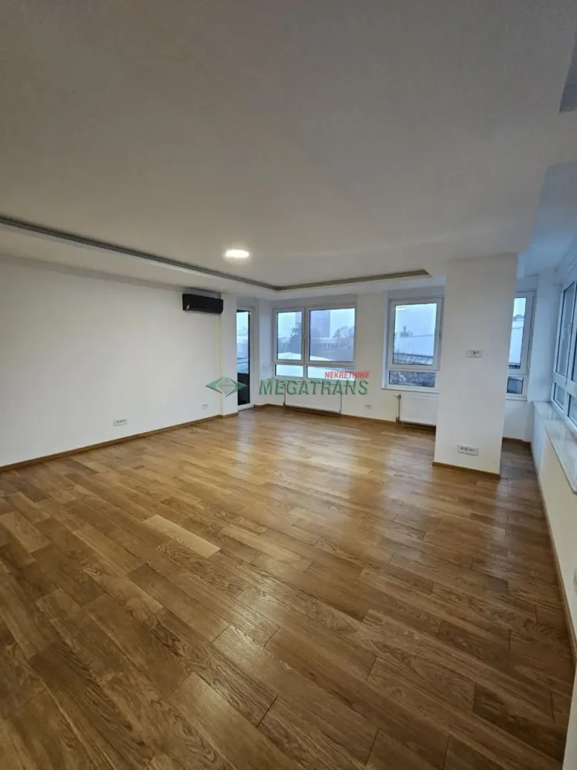 Izdavanje, četvorosoban stan, 124m², Centar, Novi Sad