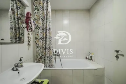 Manje kupatilo sa kadom, umivaonikom i belim pločicama. - image 18