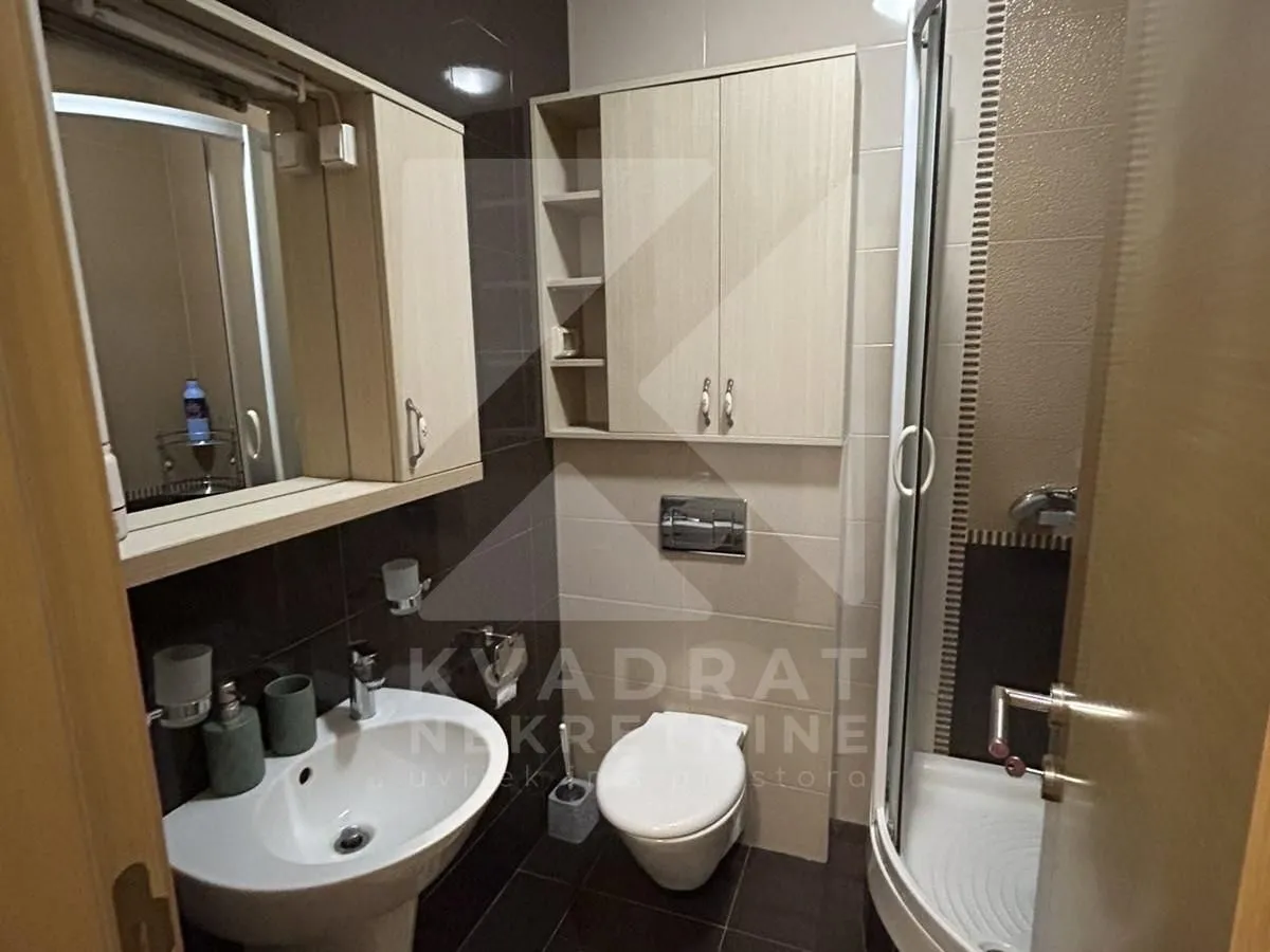 Bathroom equipped with a washbasin, toilet, and shower cabin.
