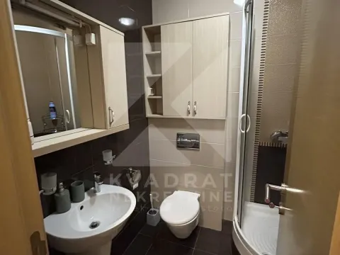 Bathroom equipped with a washbasin, toilet, and shower cabin. - image 7