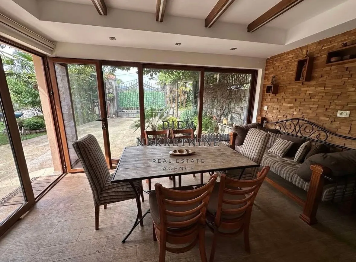Izdavanje, kuća, 94m², Mareza, Podgorica