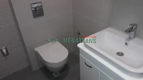 Pogled na moderno opremljeno kupatilo sa umivaonikom i toaletom. - image 6