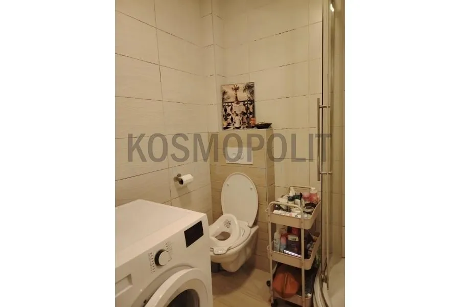 Kupatilo sa toaletom, tuš kabinom i veš mašinom.