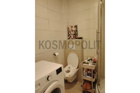 Kupatilo sa toaletom, tuš kabinom i veš mašinom. - image 9