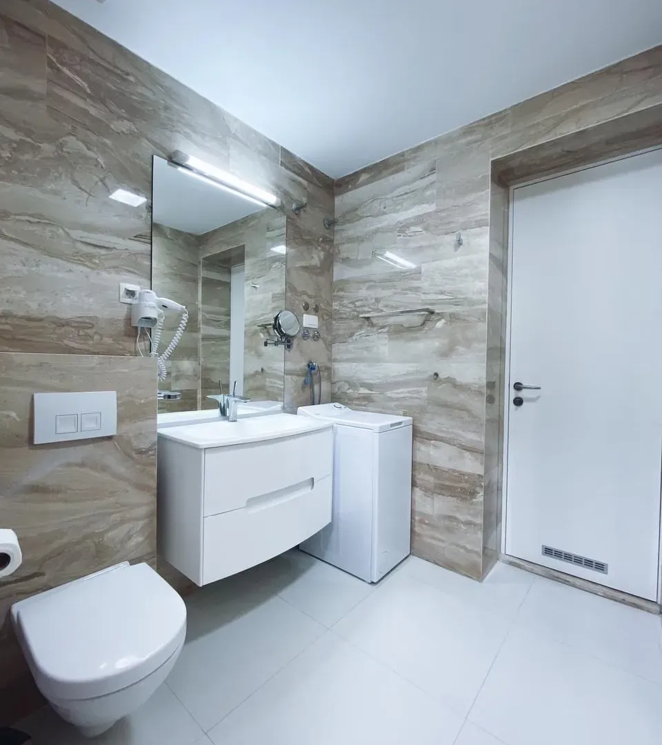 Izdavanje, dvosoban stan, 77m², Centar, Budva