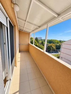 Natkriveni balkon sa popločanim podom i pogledom na okolinu. - image 12