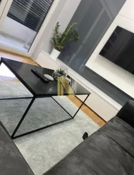 Dnevni boravak sa garniturom, stočićem i TV uređajem. - image 5