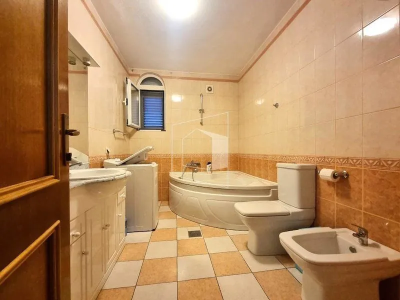 Izdavanje, kuća, 400m², Zlatica, Podgorica