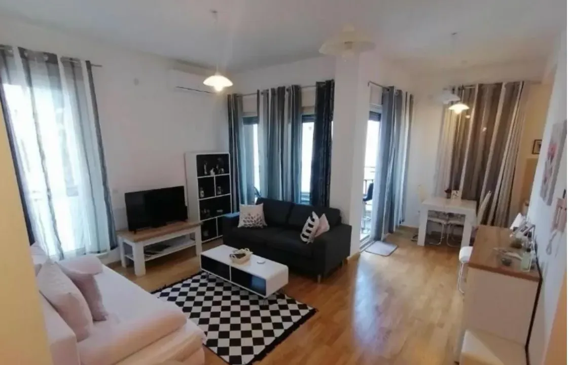 Izdavanje, dvosoban stan, 52m², Bečići, Budva