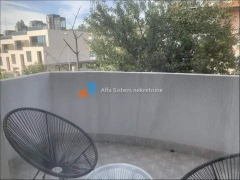 Manji balkon sa stolicama i pogledom na naselje i zelenilo. - image 17