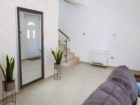 Izdavanje, kuća, 170m², Bigova, Kotor - image 9