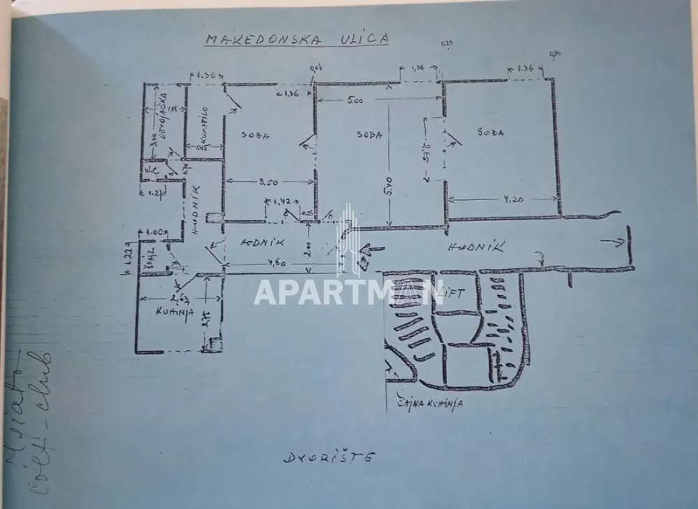 Ručno crtani plan nekretnine sa dimenzijama prostorija.