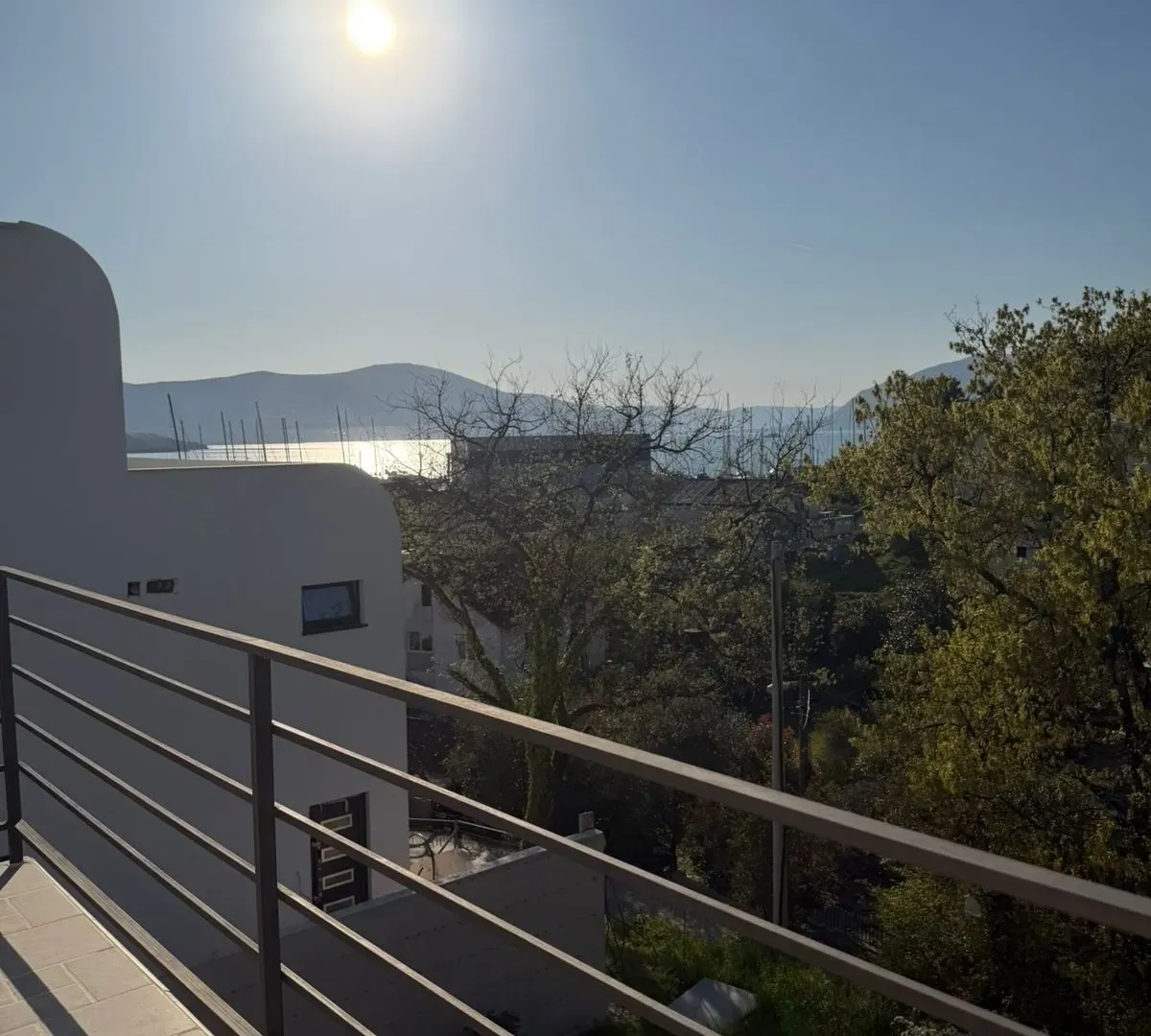 Izdavanje, dvosoban stan, 66m², Bonići, Tivat