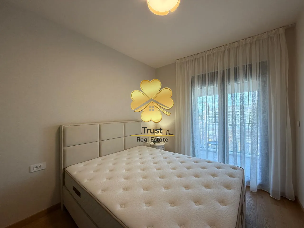 Furnished bedroom with a double bed and access to the terrace.