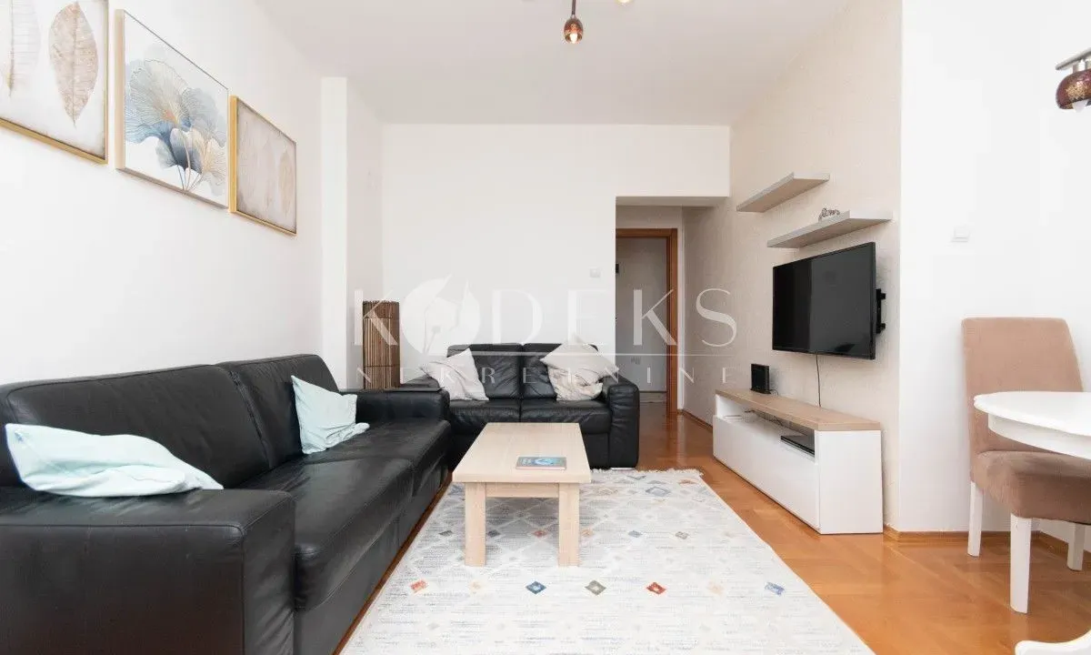 Izdavanje, dvosoban stan, 66m², Centar, Podgorica