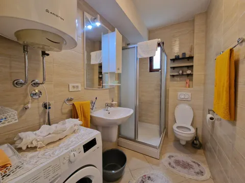 Kompaktno opremljeno kupatilo sa tuš kabinom, umivaonikom, WC šoljom i veš mašinom. - image 23