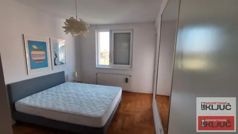 Spavaća soba sa bračnim krevetom, velikim plakarom sa ogledalom i prozorom. - image 6