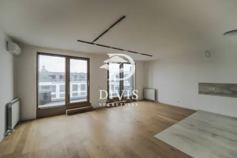 Prazna dnevna soba sa drvenim podom i velikim prozorima. - image 11
