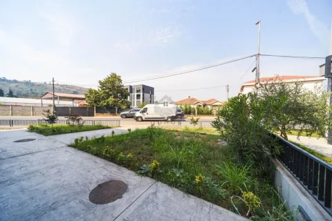 View of the yard and surroundings in front of the property. - image 7
