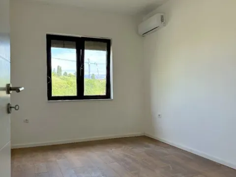 Sale, house, 343m², Obala Morače, Podgorica - image 12