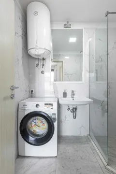 Moderne kupatilo sa tuš kabinom, umivaonikom, veš mašinom i bojlerom. - image 6