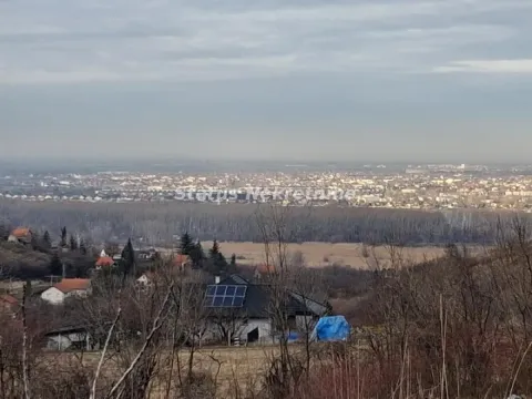 Pogled na grad i okolni pejzaž sa povišene lokacije. - image 11