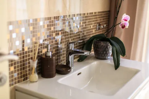 Detalj modernog kupatila sa umivaonikom i dekorativnim mozaik pločicama. - image 12