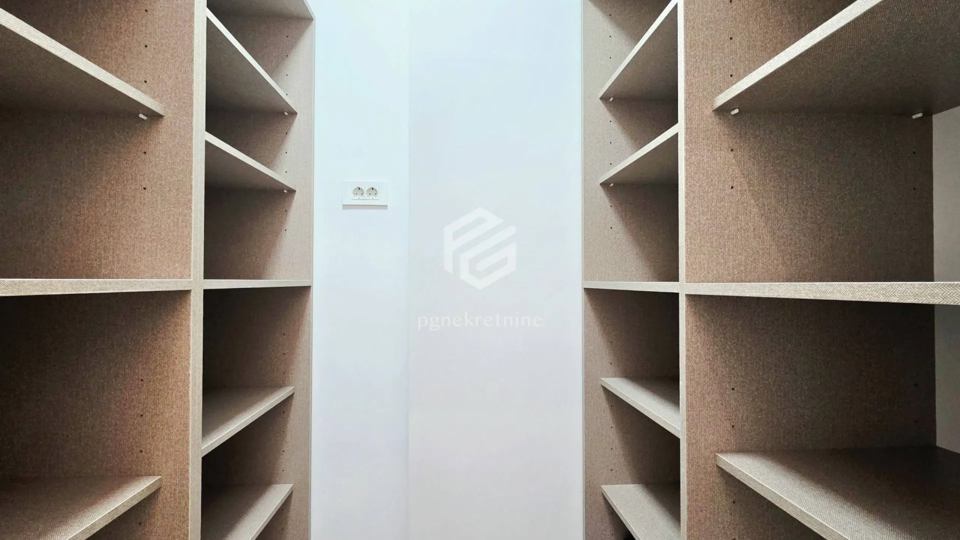 Izdavanje, dvosoban stan, 88m², Centar, Podgorica