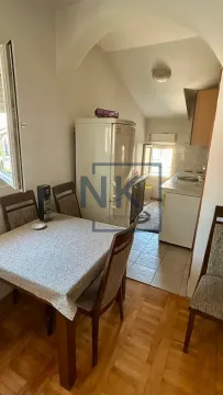 Trpezarija sa stolom i stolicama, povezana sa kuhinjom. - image 4