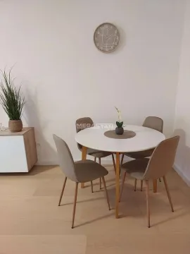 Trpezarijski sto sa četiri stolice u svetlom enterijeru. - image 16
