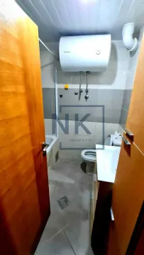 Manje kupatilo sa tuš kabinom, umivaonikom i bojlerom. - image 8