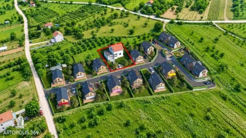 Pogled iz vazduha na kompleks kuća sa označenom nekretninom u okruženju zelenila. - image 19