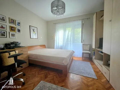 Nameštena spavaća soba sa bračnim krevetom, radnim stolom i ormarima. - image 7