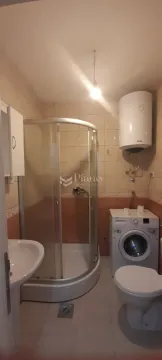 Kupatilo opremljeno tuš kabinom, umivaonikom, wc šoljom i mašinom za veš. - image 8