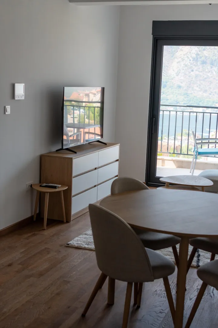 Izdavanje, jednosoban stan, 47m², Dobrota, Kotor