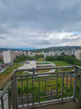 Pogled sa balkona na naselje i okolno zelenilo. - image 12