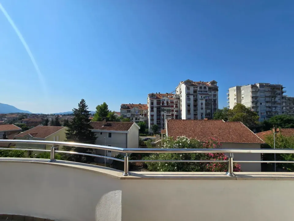 Izdavanje, jednosoban stan, 75m², Tivat, Crna Gora