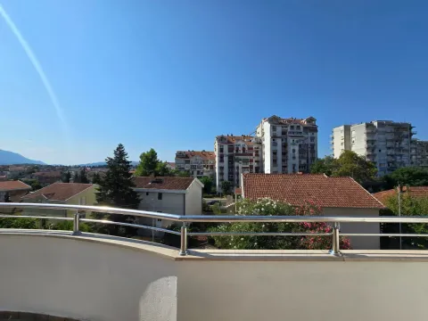Rent, one bedroom apartment, 75m², Tivat, Crna Gora - image 1